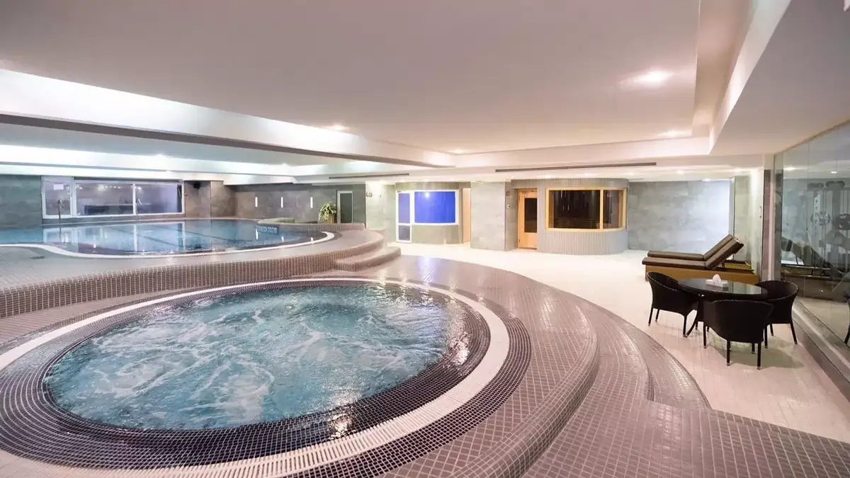 استخر هتل اسپیناس پالاس